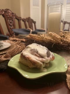 Cinnamon Buns w/ Vanilla Frosting (4 large)